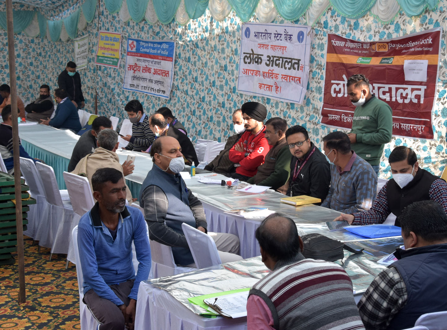 दीवानी कचहरी में आयोजित राष्ट्रीय लोक अदालत में पहुंचे लोग दीवानी कचहरी में आयोजित राष्ट्रीय लोक अदालत में पहुंचे लोग