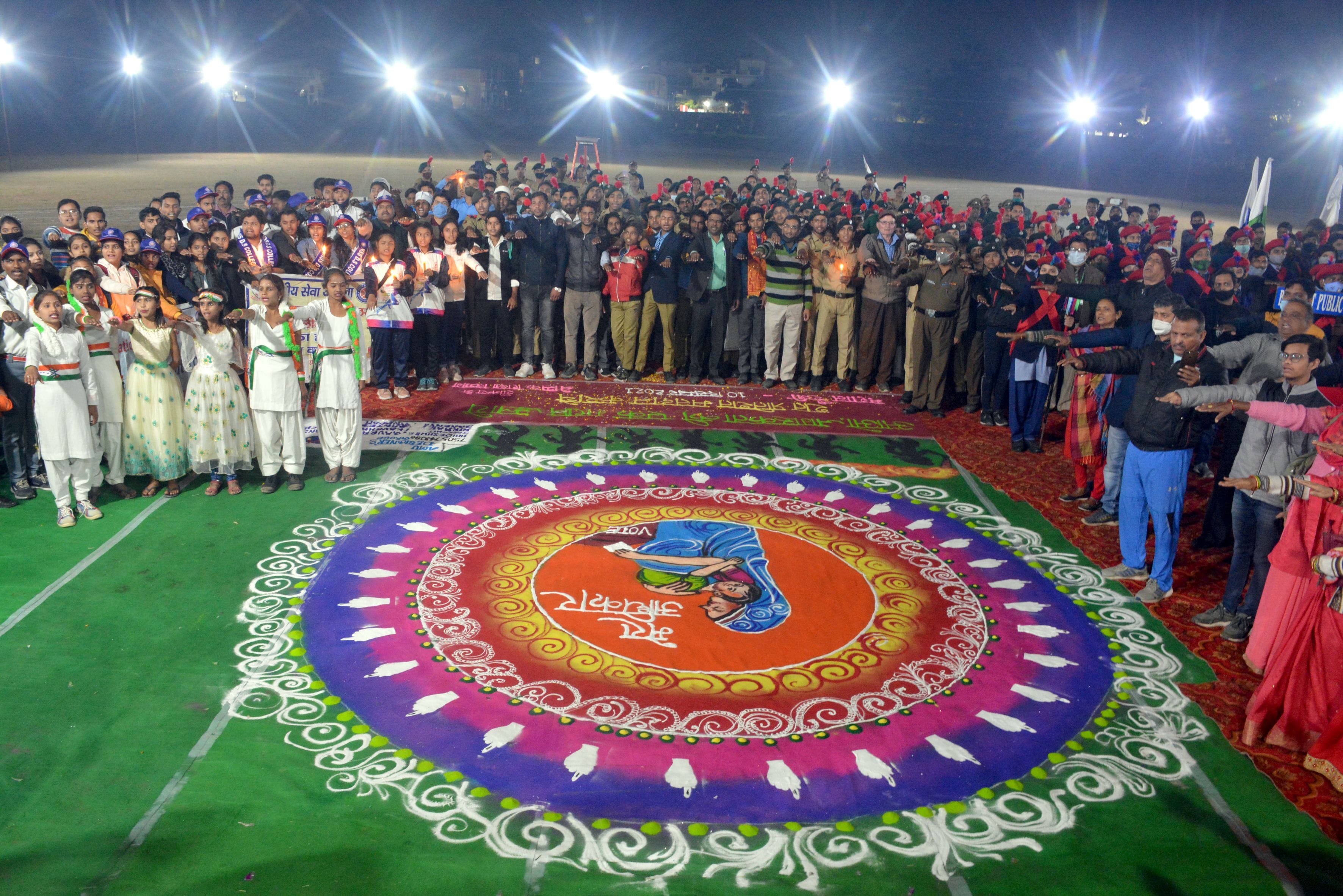 महारानी अहिल्याबाई होल्कर स्टेडियम में मशाल रैली के समापन पर शपथ लेते लोग । महारानी अहिल्याबाई होल्कर स्टेडियम में मशाल रैली के समापन पर शपथ लेते लोग ।