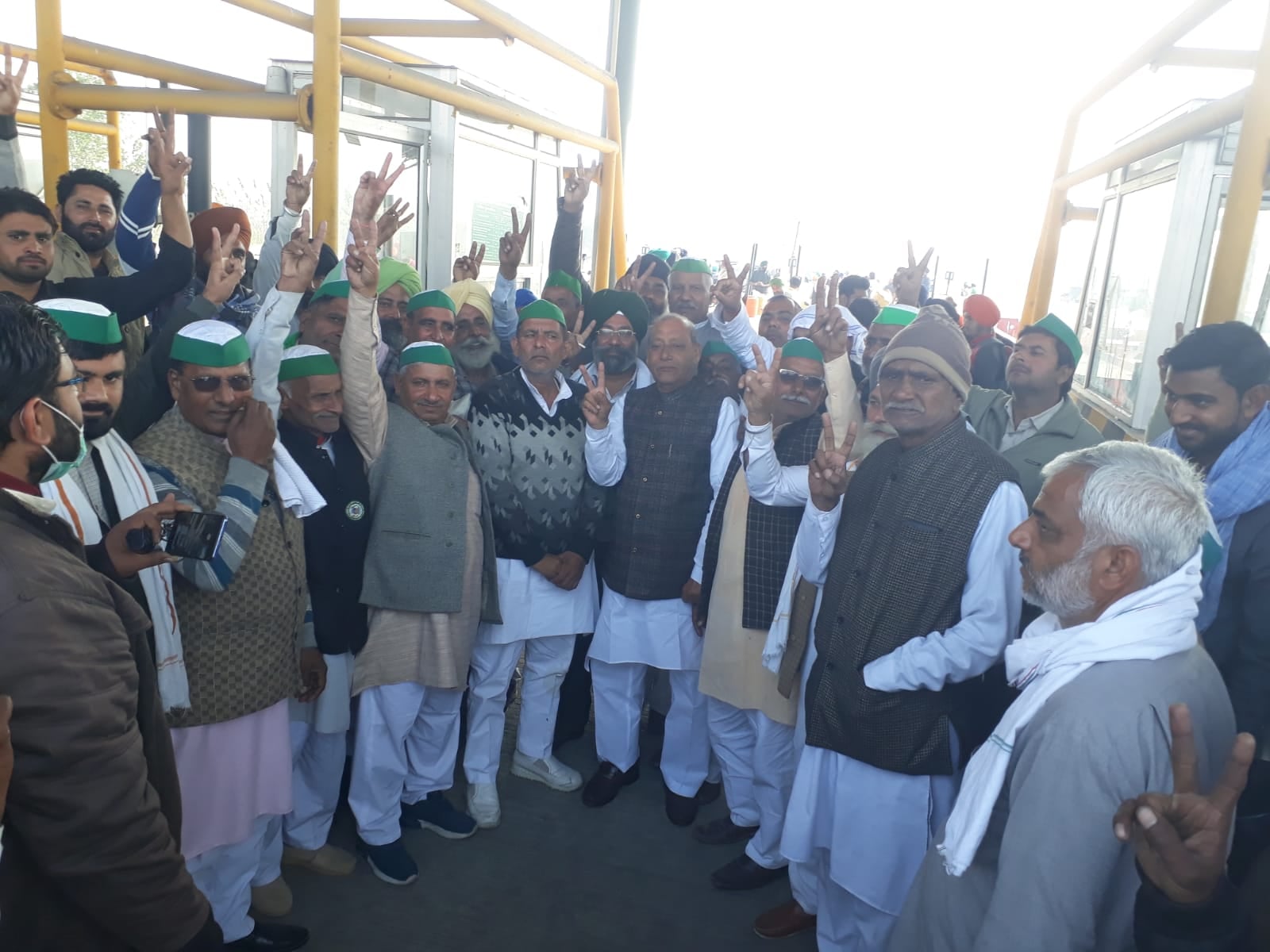 विजयी चिन्ह बनाते भाकियू पदाधिकारी और कार्यकर्ता विजयी चिन्ह बनाते भाकियू पदाधिकारी और कार्यकर्ता