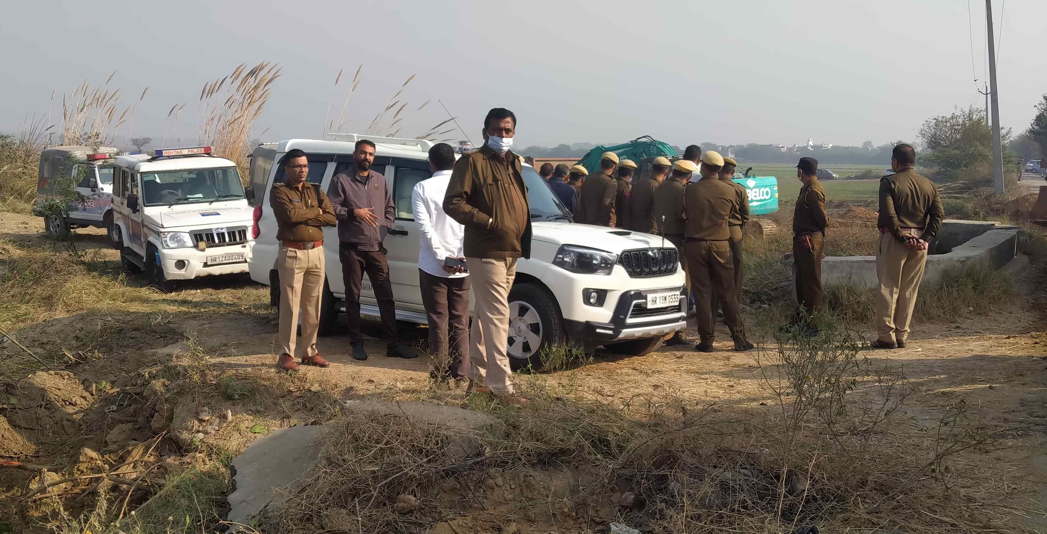   शुक्रवार को मौके पर मौजूद एसपी दीपक गहलावत, एसडीएम विरेंद्र सिंह और अन्य पुलिस अधिकारी।