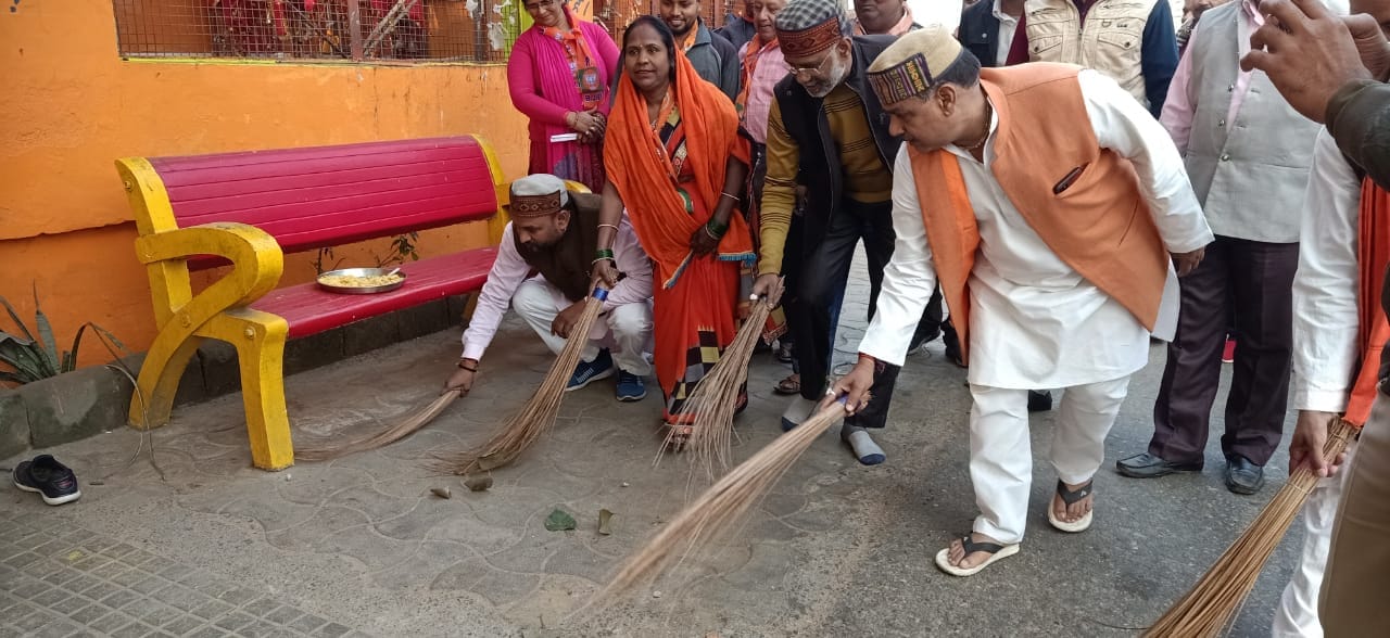 कछियानी खेड़ा स्थित मंदिर पर सफाई करते भाजपाई