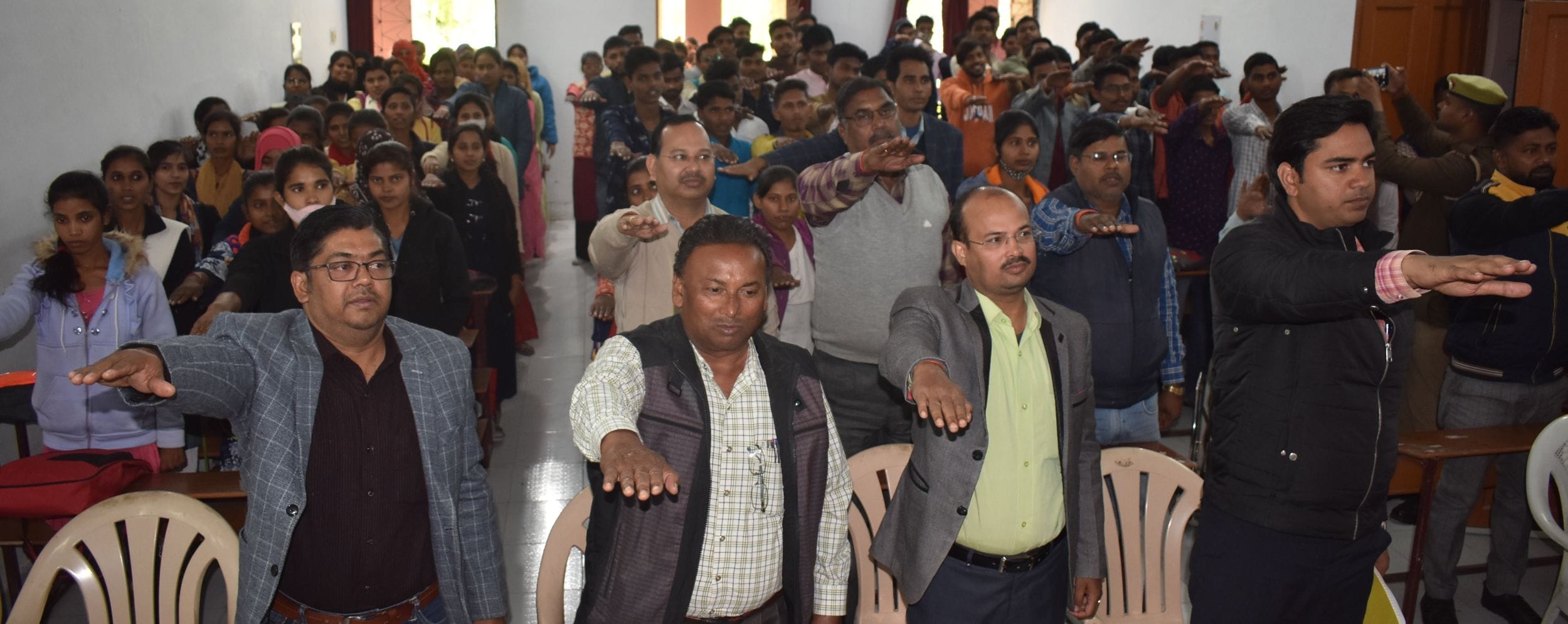 महत्मागांधी डिग्री कालेज में आयोजित पुलिस की पाठशाला कार्यक्रम में शपथ लेते शिक्षक व छात्र-छात् महत्मागांधी डिग्री कालेज में आयोजित पुलिस की पाठशाला कार्यक्रम में शपथ लेते शिक्षक व छात्र-छात्