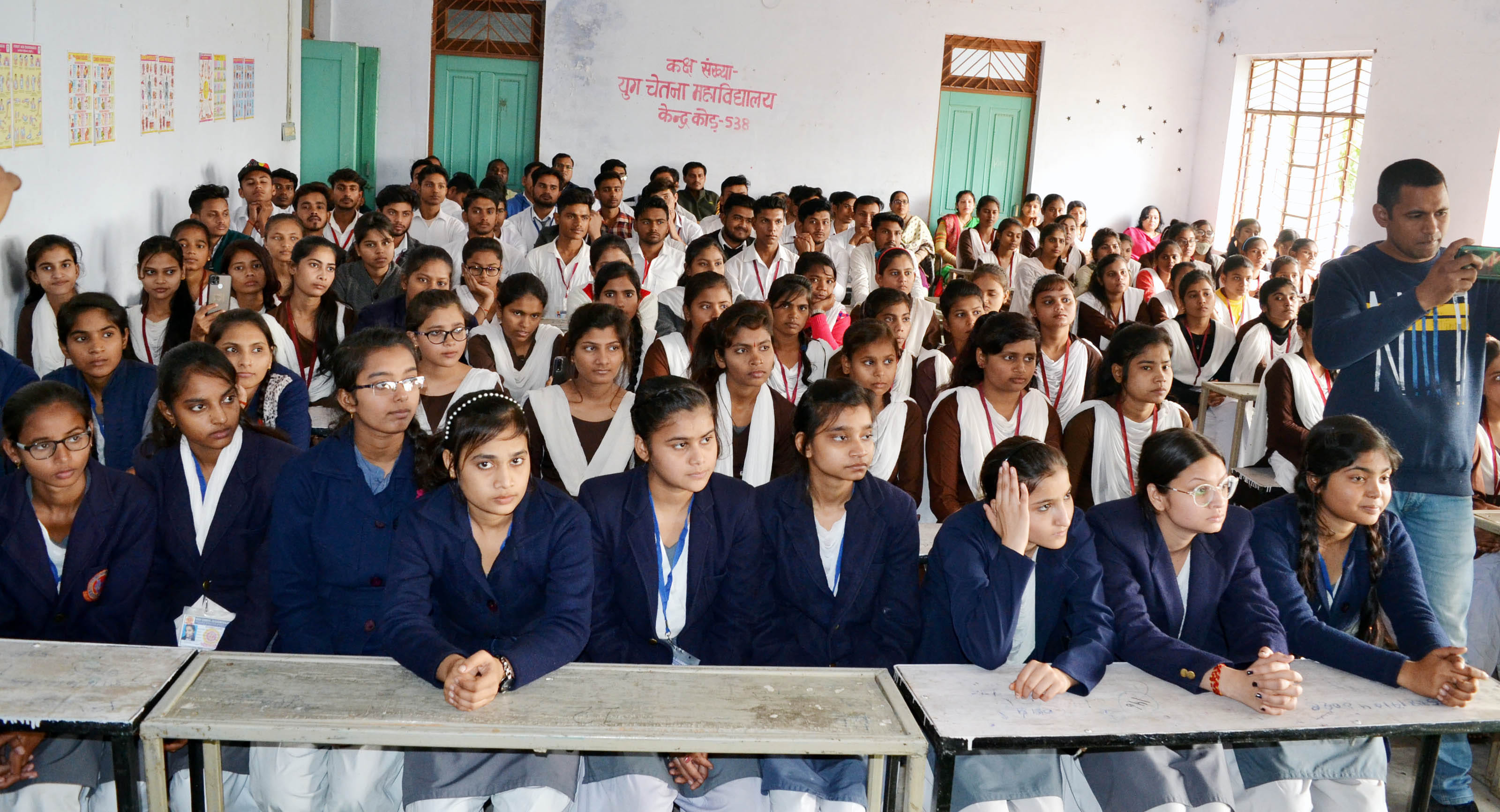 सुमेरपुर के युग चेतना महाविद्यालय में आयोजित पुलिस की पाठशाला कार्यक्रम में मौजूद छात्र-छात्रा? सुमेरपुर के युग चेतना महाविद्यालय में आयोजित पुलिस की पाठशाला कार्यक्रम में मौजूद छात्र-छात्रा?