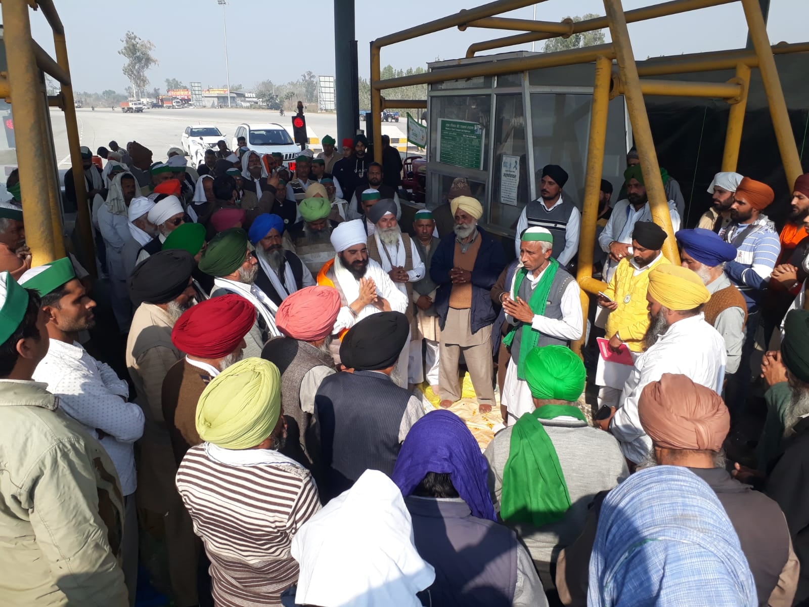 धरना स्थल पर एक दूसरे विदा लेते किसान धरना स्थल पर एक दूसरे विदा लेते किसान