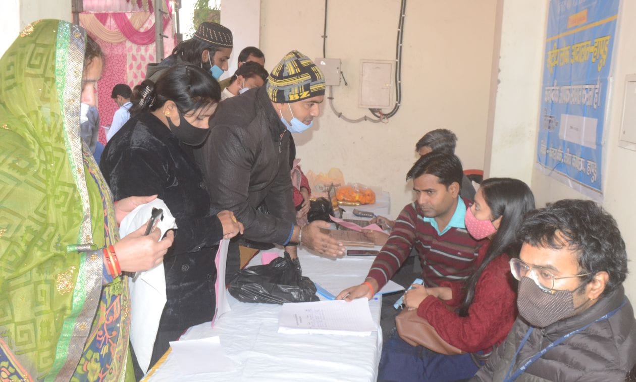 कचहरी में लगी लोक अदालत में पहुंचे लोग  संवाद