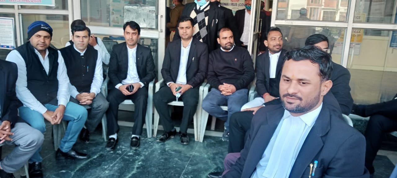 पानीपत। कार्य स्थगित के दौरान जिला न्यायालय के बाहर कुर्सियां डालकर बैठे बार एसोसिएशन के सदस्य