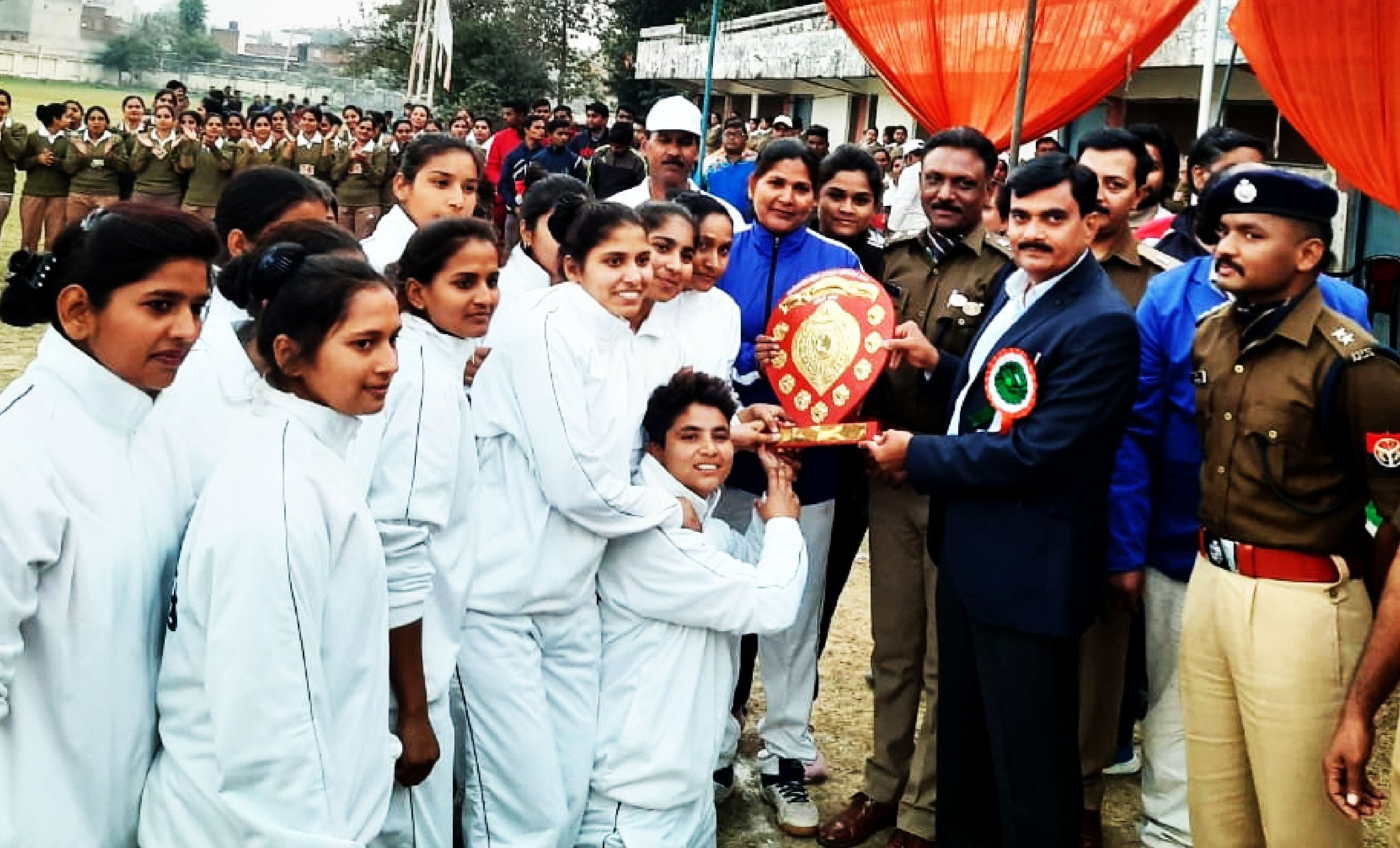 फुटवॉट की विजेता शाहजहांपुर की महिला पुलिस टीम को ट्राफी देते डीएम इंद्र विक्रम सिंह और एसपी एस.? फुटवॉट की विजेता शाहजहांपुर की महिला पुलिस टीम को ट्राफी देते डीएम इंद्र विक्रम सिंह और एसपी एस.?