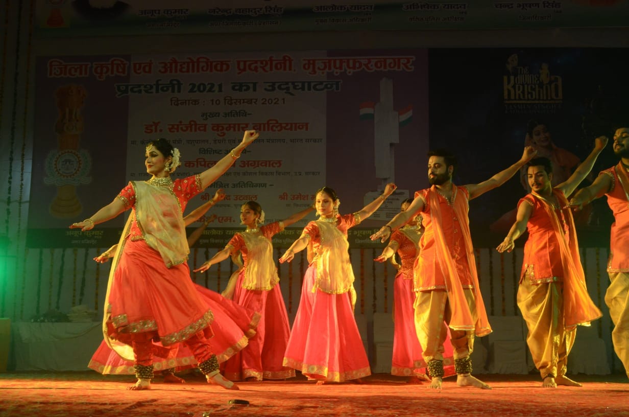 जिला औद्योगिक प्रदर्शनी में सांस्कृतिक प्रस्तुति देते कलाकार। जिला औद्योगिक प्रदर्शनी में सांस्कृतिक प्रस्तुति देते कलाकार।