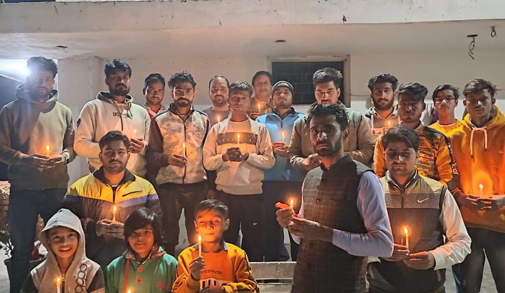 रामपुर मनिहारान में केंडल मार्च निकालते किसान रामपुर मनिहारान में केंडल मार्च निकालते किसान