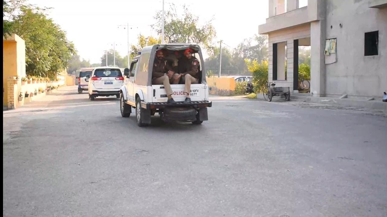 डेरा में जांच करने पहुंची टीम का काफिला। डेरा में जांच करने पहुंची टीम का काफिला।