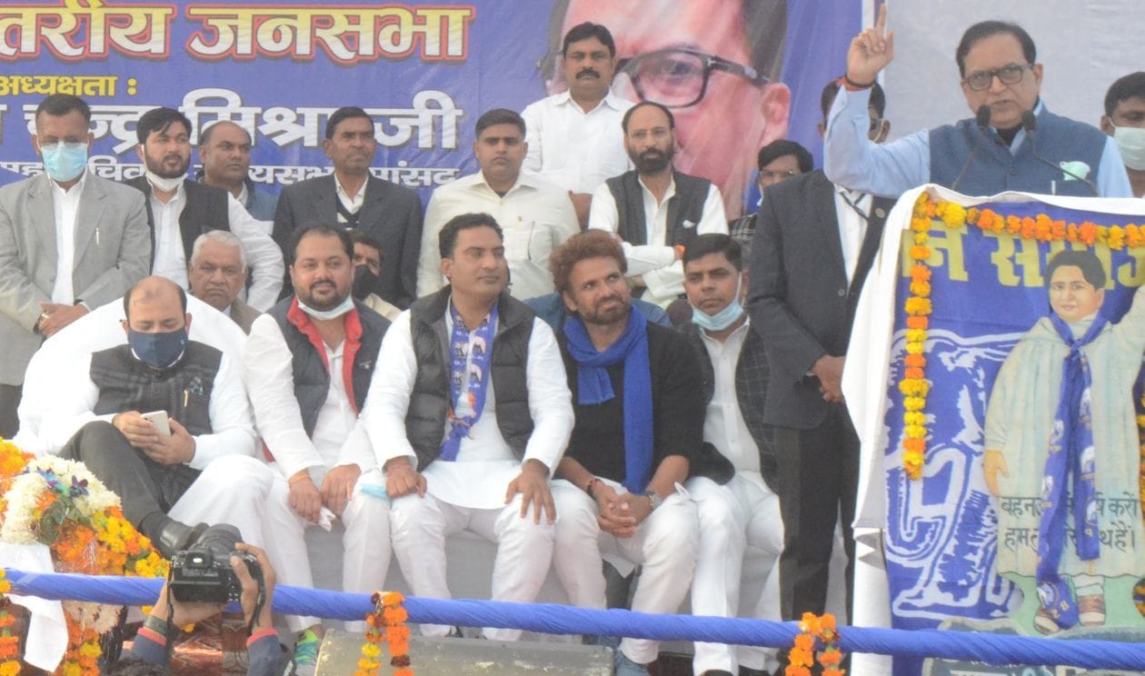 रामलीला ग्राउंड में आयोजित बसपा की जनसभा में मौजूद कार्यकर्ताओ को सम्बोधित करते बसपा के रास्ट्र