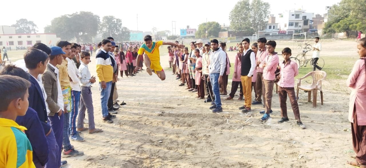 जलालाबाद में लंबी कूद प्रतियोगिता में प्रतिभाग करता छात्र। संवाद जलालाबाद में लंबी कूद प्रतियोगिता में प्रतिभाग करता छात्र। संवाद