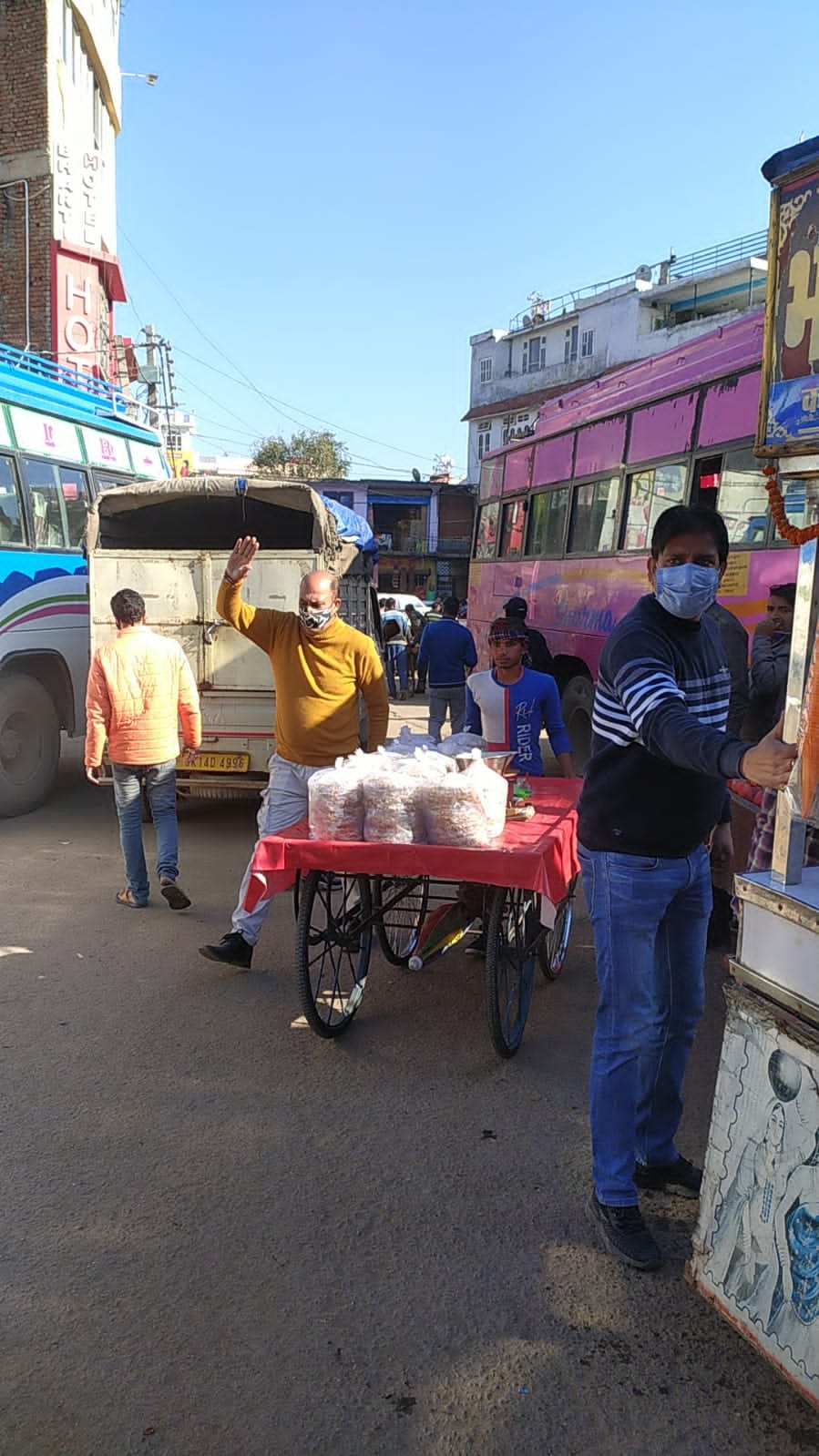 उधमपुर में बस अड्डा पर अतिक्रमण को लेकर कार्रवाई करती नगर परिषद की टीम