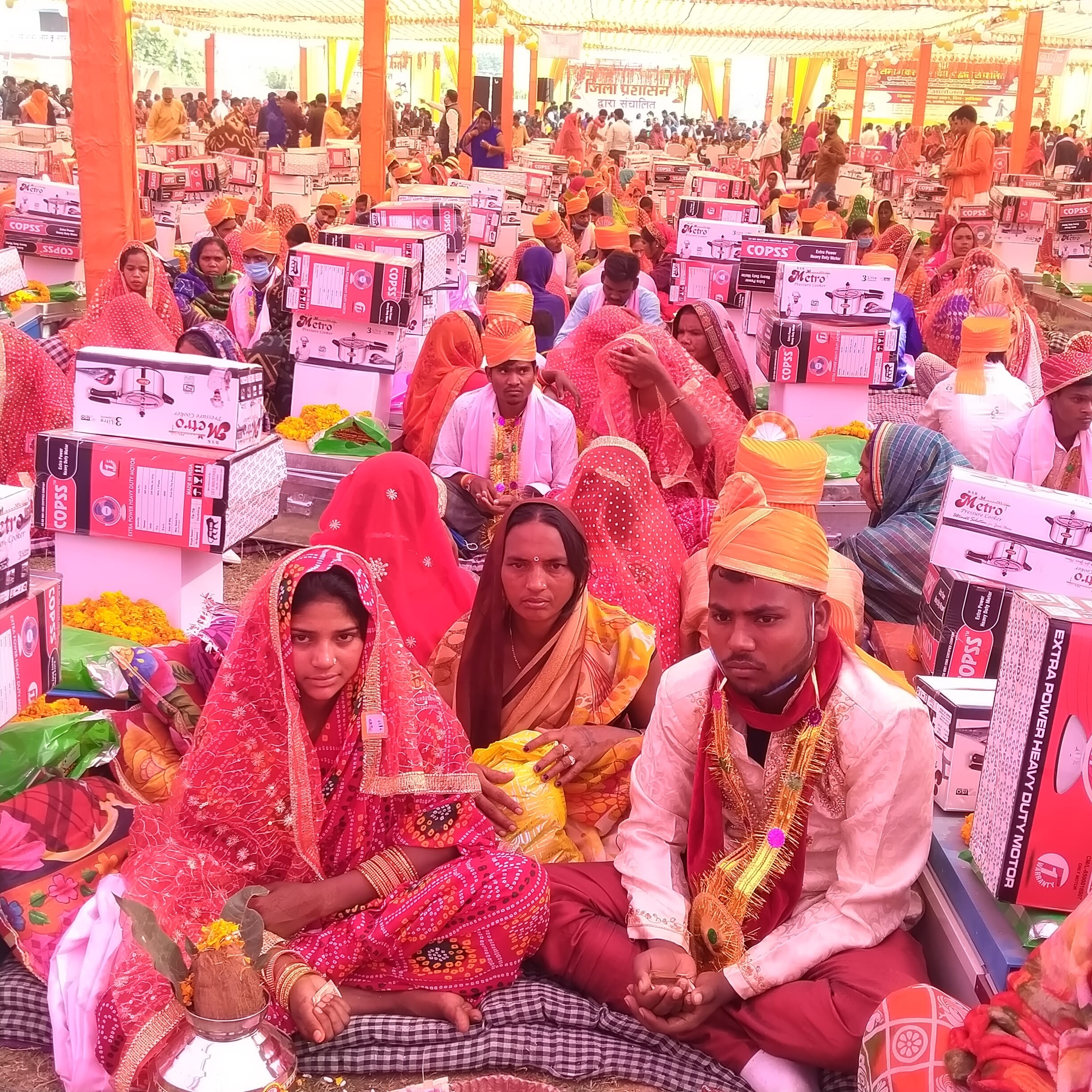उरमौरा डायट परिसर में मुख्यमंत्री सामूहिक विवाह में शामिल वर-बधू । उरमौरा डायट परिसर में मुख्यमंत्री सामूहिक विवाह में शामिल वर-बधू ।