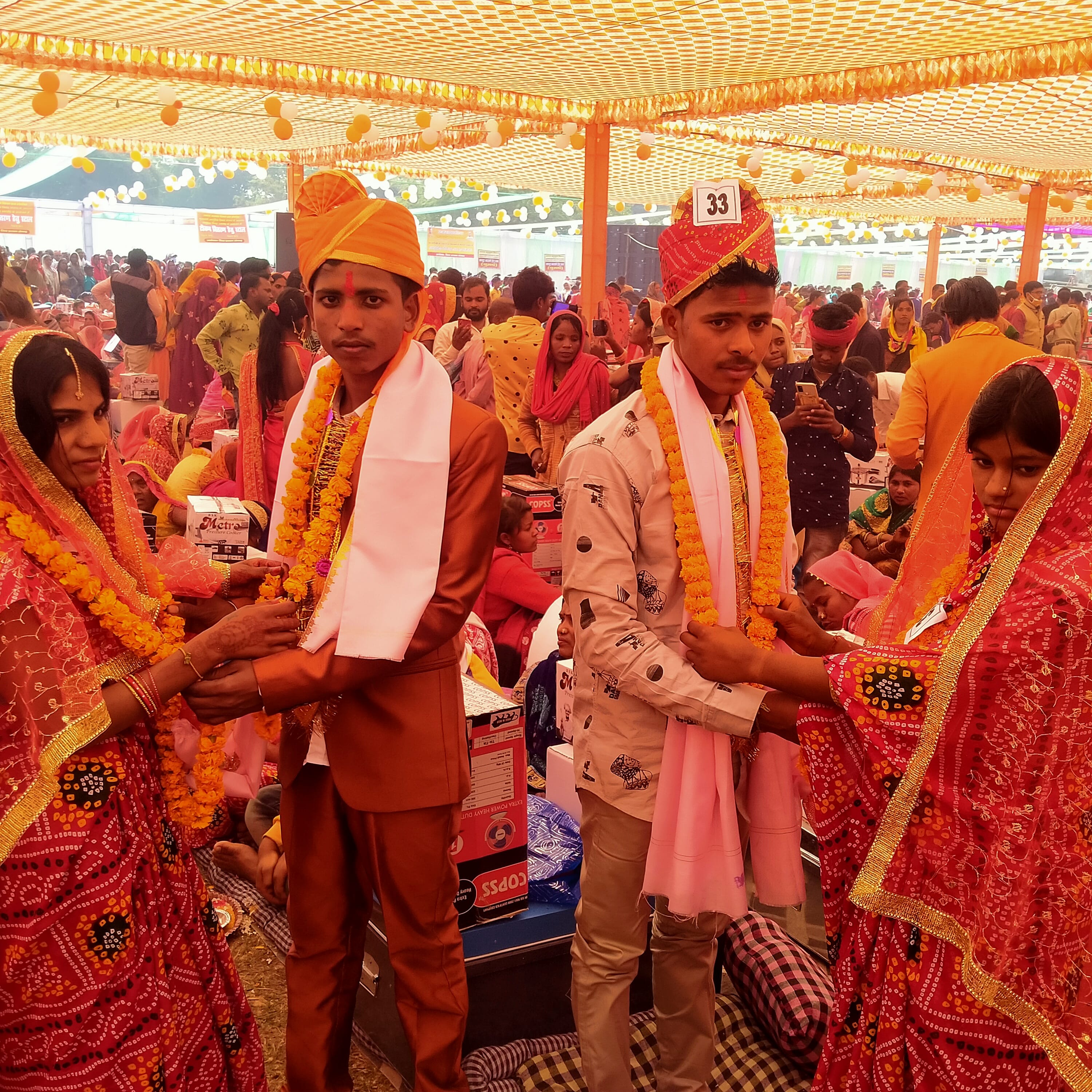 उरमौरा डायट परिसर में मुख्यमंत्री सामूहिक विवाह में वर माला डालती वर-बधू । उरमौरा डायट परिसर में मुख्यमंत्री सामूहिक विवाह में वर माला डालती वर-बधू ।