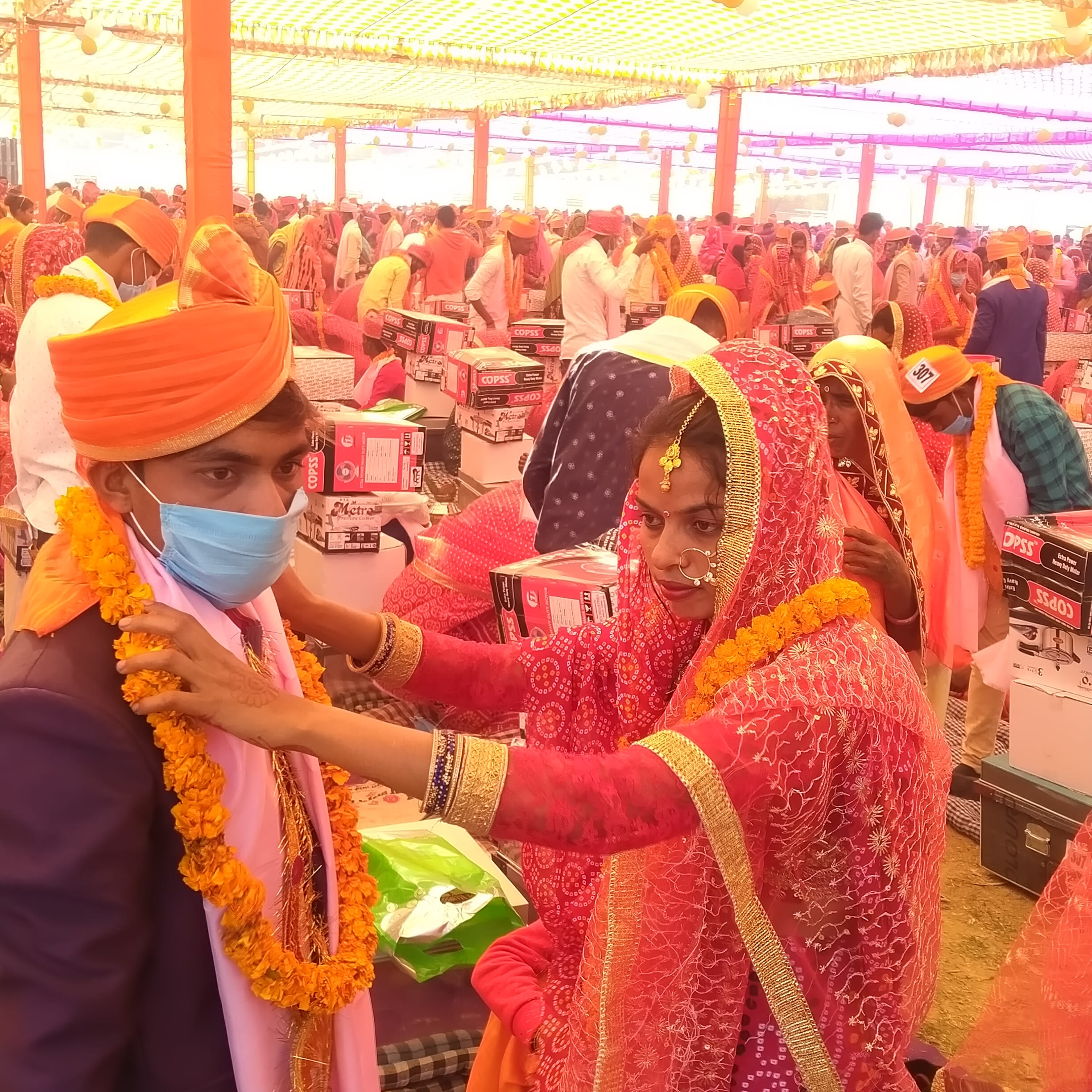 उरमौरा डायट परिसर में मुख्यमंत्री सामूहिक विवाह में वर माला डालती वर -कन्या। उरमौरा डायट परिसर में मुख्यमंत्री सामूहिक विवाह में वर माला डालती वर -कन्या।
