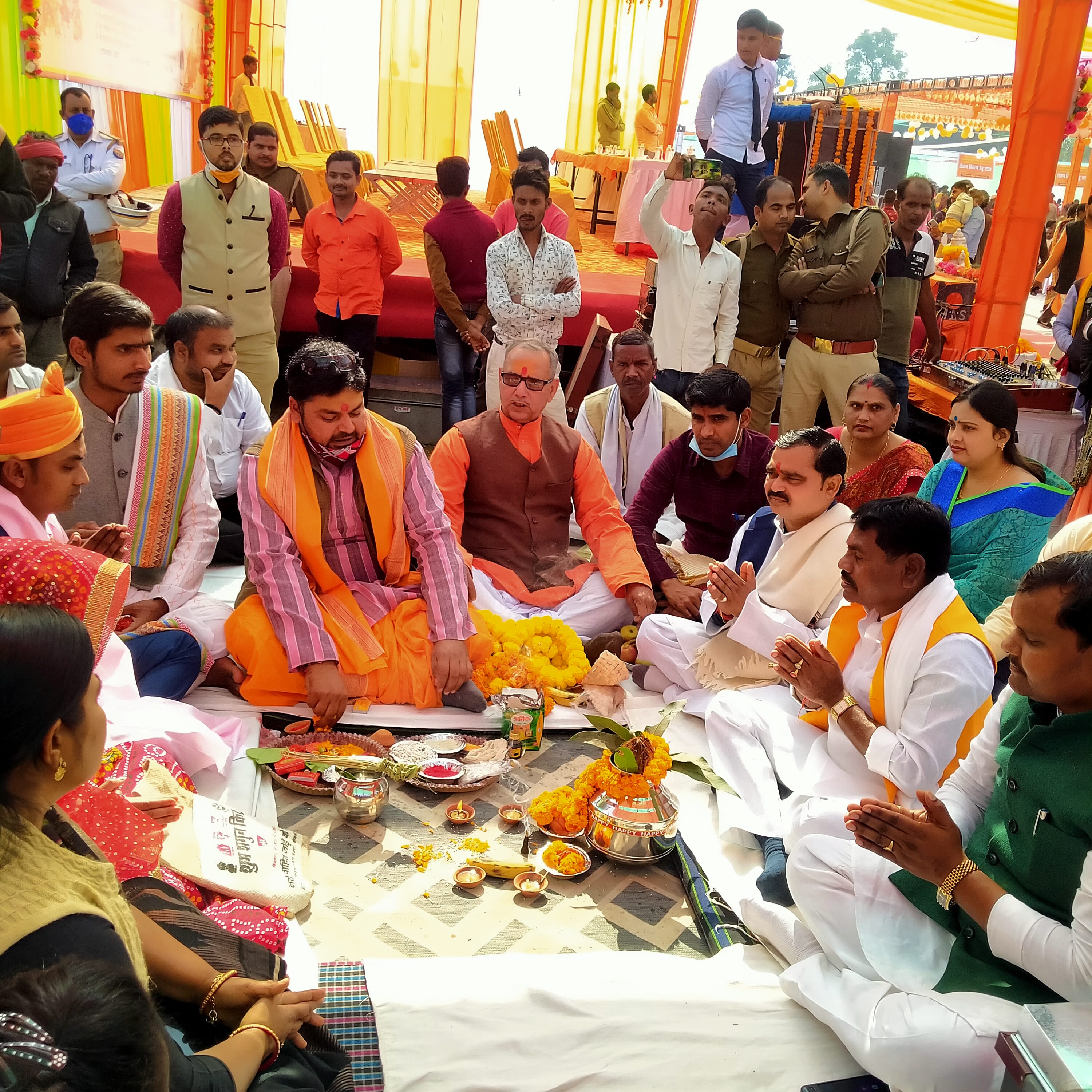 उरमौरा डायट परिसर में मुख्यमंत्री सामूहिक विवाह में वर-कन्या पूजन करते राज्यमंत्री संजीव गोड। उरमौरा डायट परिसर में मुख्यमंत्री सामूहिक विवाह में वर-कन्या पूजन करते राज्यमंत्री संजीव गोड।
