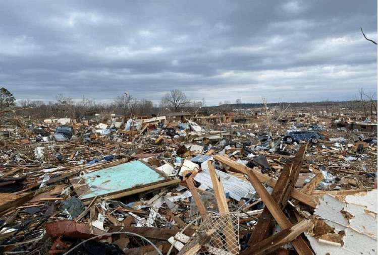 One Of The Largest Tornadoes Hits Kentucky, Usa Caused Severe Destruction  And Many Death - अमेरिका में तूफान से तबाही: पांच राज्यों में अब तक 80 से ज्यादा  लोगों की मौत, बाइडन