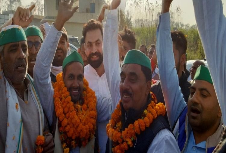 Farmers return home: farmers of Uttarakhand returned from the movement, flowers showered on the border, danced on DJ, photos