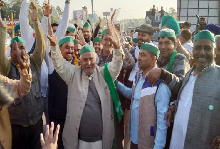 Farmers return home: farmers of Uttarakhand returned from the movement, flowers showered on the border, danced on DJ, photos