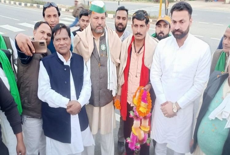Farmers return home: farmers of Uttarakhand returned from the movement, flowers showered on the border, danced on DJ, photos