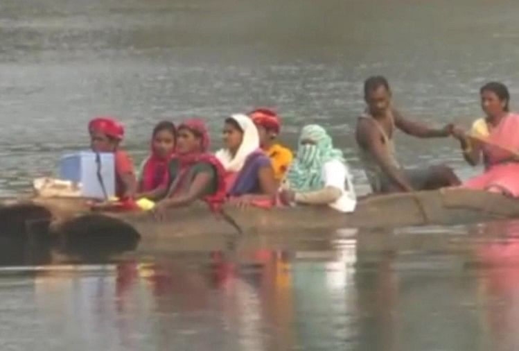 Jabalpur: Buruh Sendiri Ke Desa Dengan Perahu Untuk Mengoleskan Vaksin Corona Pada Suku Dindori