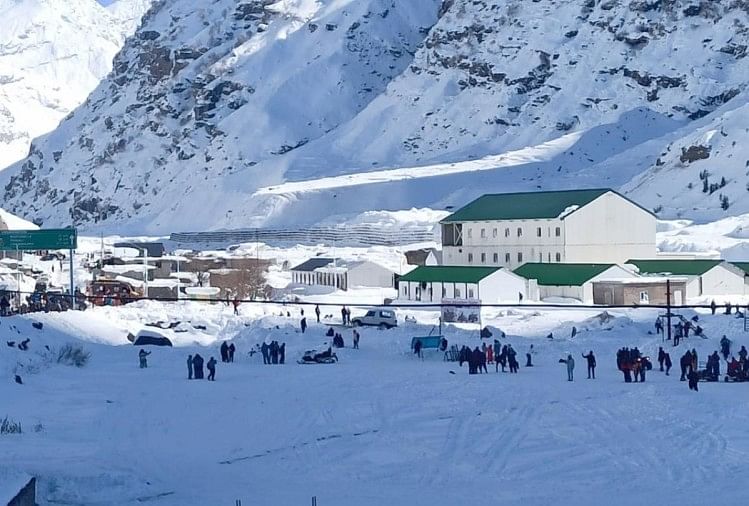 Himachal News: Un touriste au tunnel Atal Rohtang et Sissu pour profiter des chutes de neige