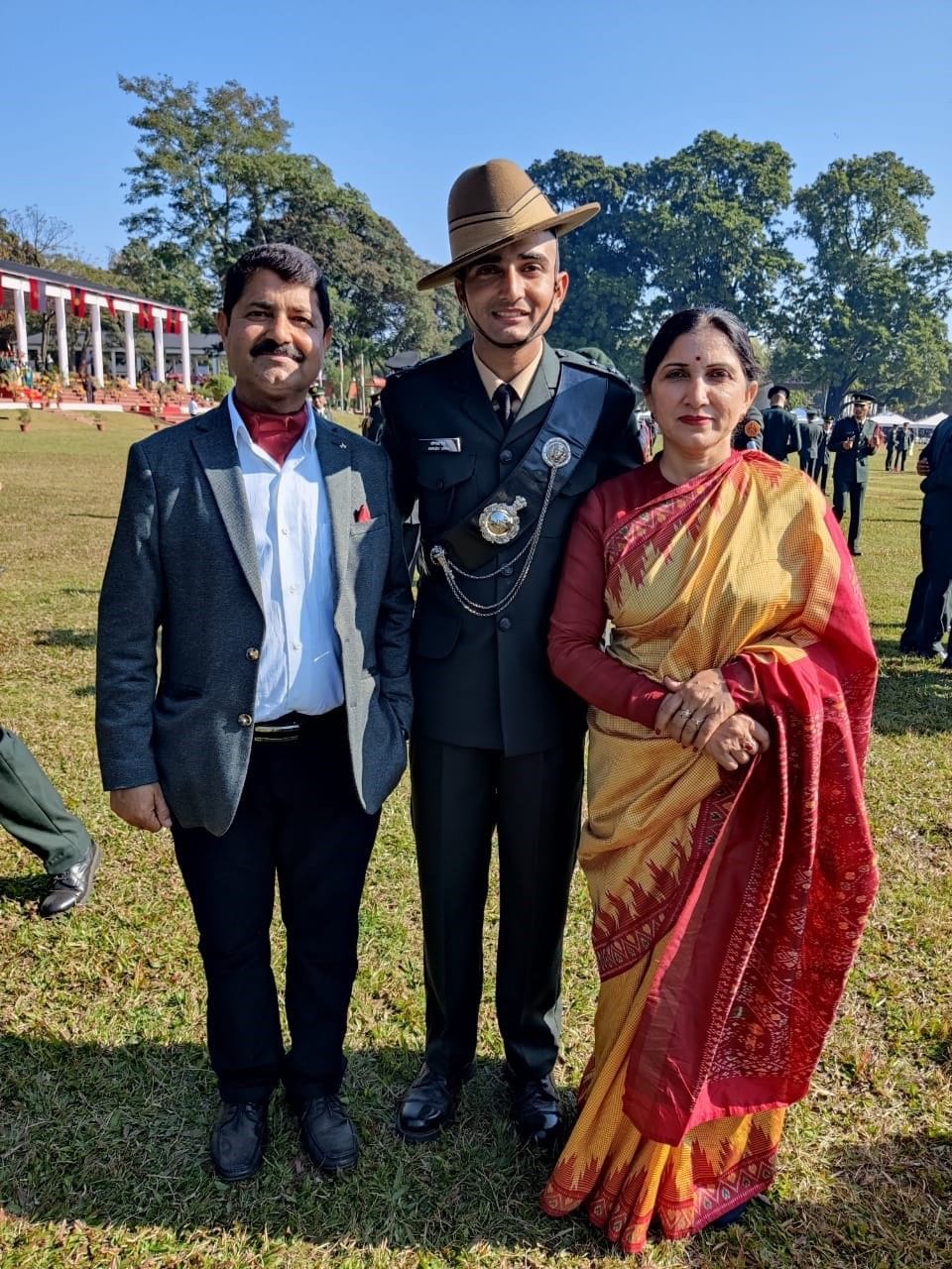 जम्मू के अनिरुद्ध सेना में अफ़सर बनने के बाद अपने माता पिता के साथ।--संवाद फोटो