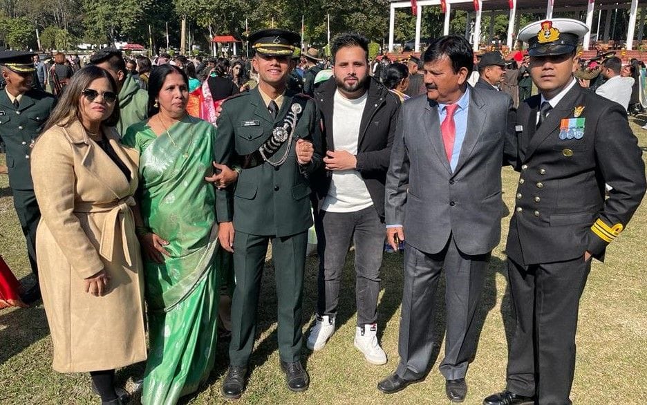 सेना में अफसर बना रि.इंस्पेक्टर जेपी कुकरेती का बेटा अभिजीत कुकरेती परिजनों के साथ खुशी जाहिर कर?