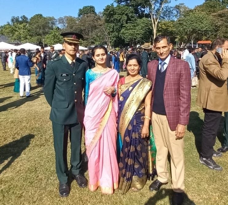 सेना में अधिकारी बने हल्द्वानी निवासी गौरव कुमार जोशी अपने परिजनों के साथ।