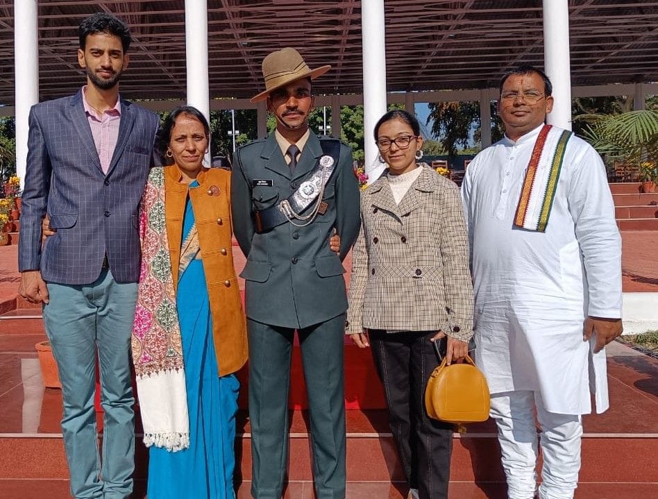 परिजनों के साथ खुशी जाहिर करते सेना में अधिकारी बना देहरादून मोथरोवाला रोड निवासी अतुल लेखवार।