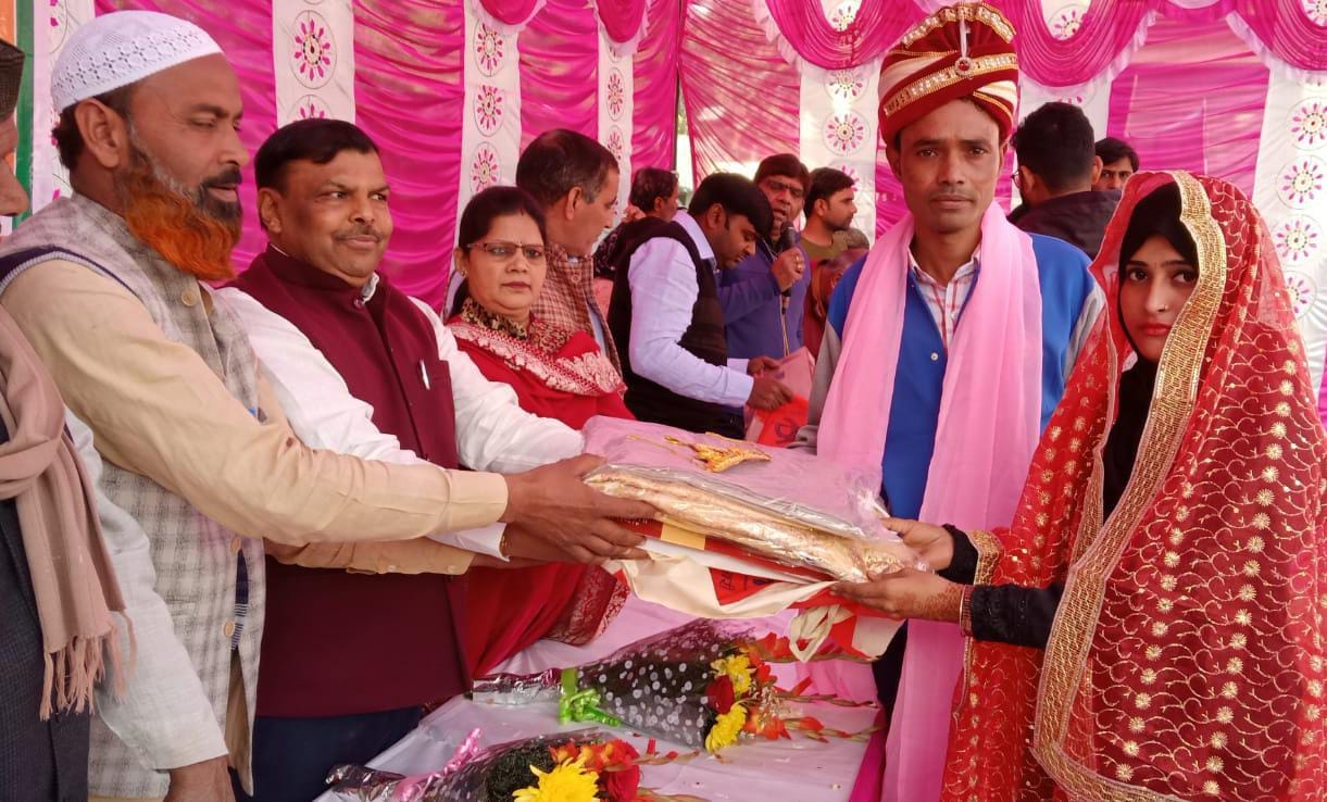 रामपुर मनिहारान में नवविवाहित जोड़ो को दहेज के समान देते मुख्य अतिथि