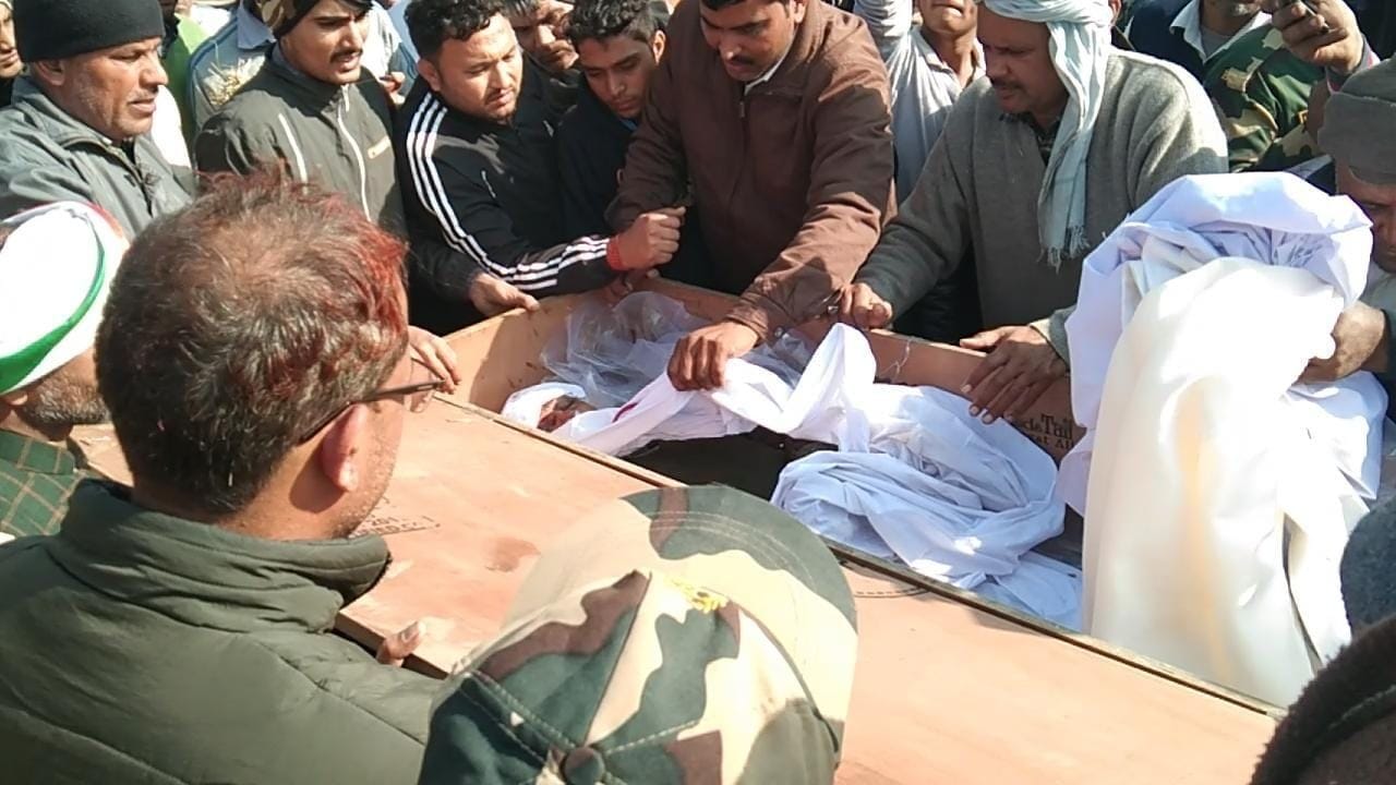  शहीद के अंतिम दर्शन करते परिवार के सदस्य और ग्रामीण। विज्ञप्ति