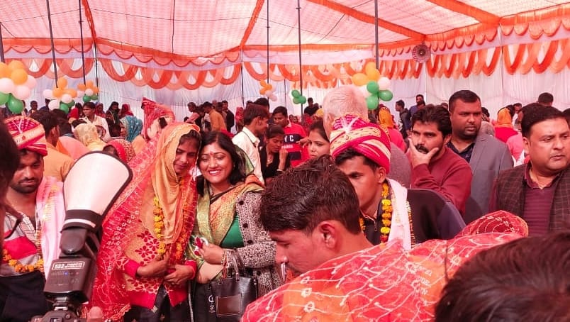 नूरपुर में सामुहिक विवाह में जोडों को आर्शीवाद देती ब्लॉक् प्रमुख आकांक्षा चौहान।