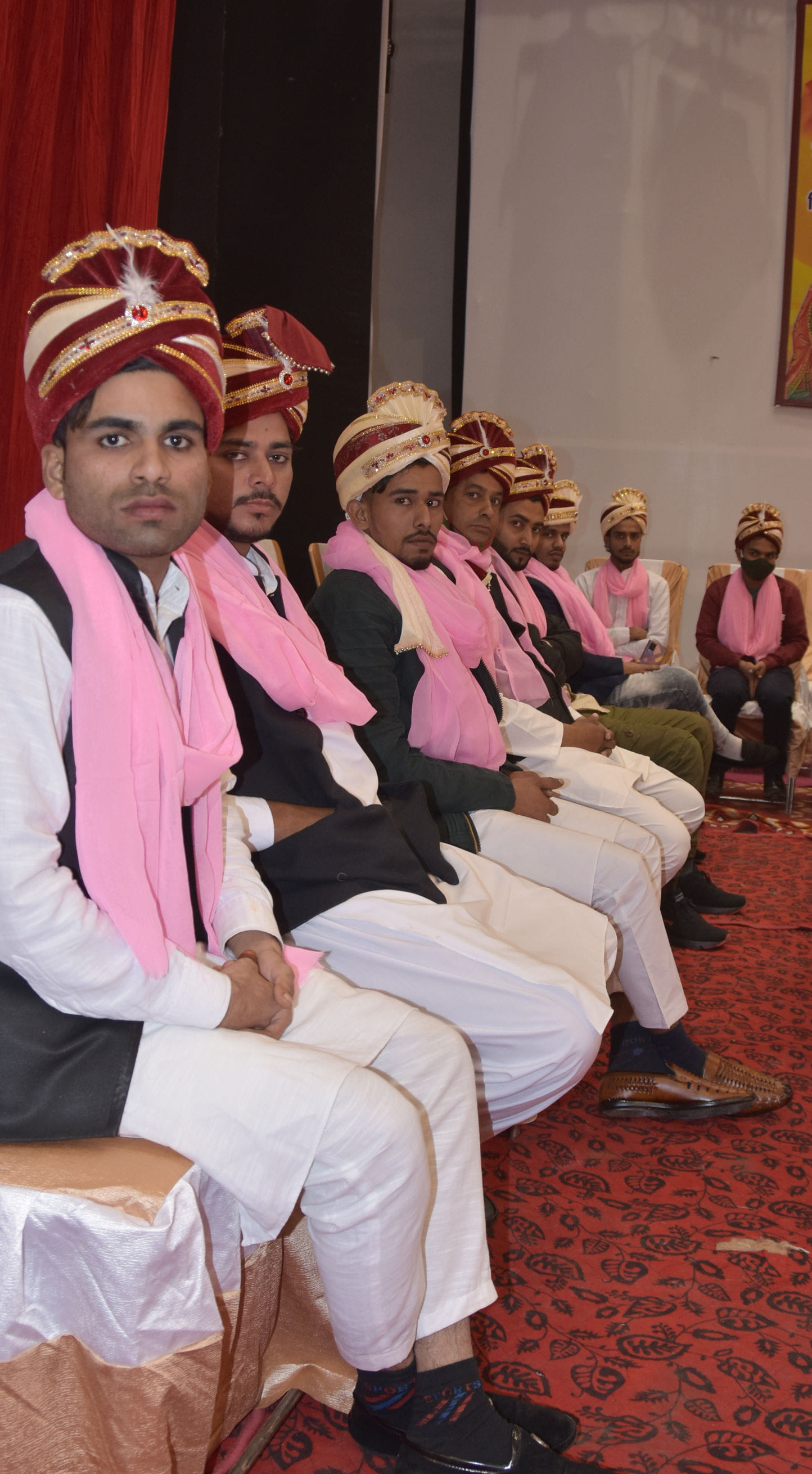 जनमंच में आयोजित सामूहिक विवाह समारोह में शादी के लिये पहुंचे दूल्हे जनमंच में आयोजित सामूहिक विवाह समारोह में शादी के लिये पहुंचे दूल्हे