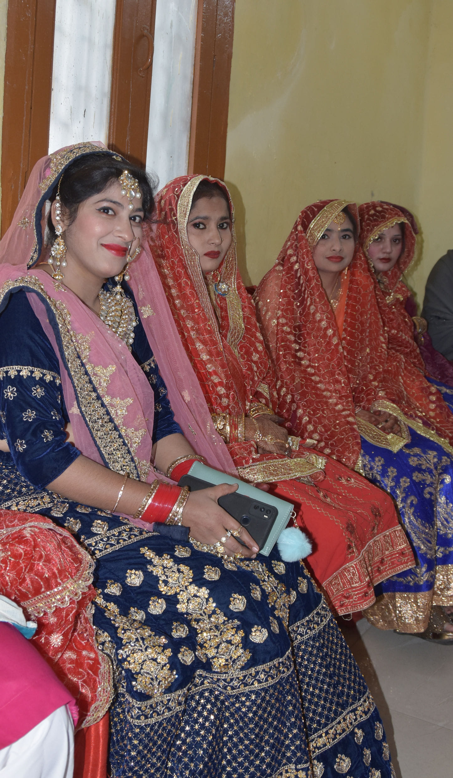 जनमंच में आयोजित सामूहिक विवाह समारोह में शादी के लिये पहुंची दुल्हन जनमंच में आयोजित सामूहिक विवाह समारोह में शादी के लिये पहुंची दुल्हन