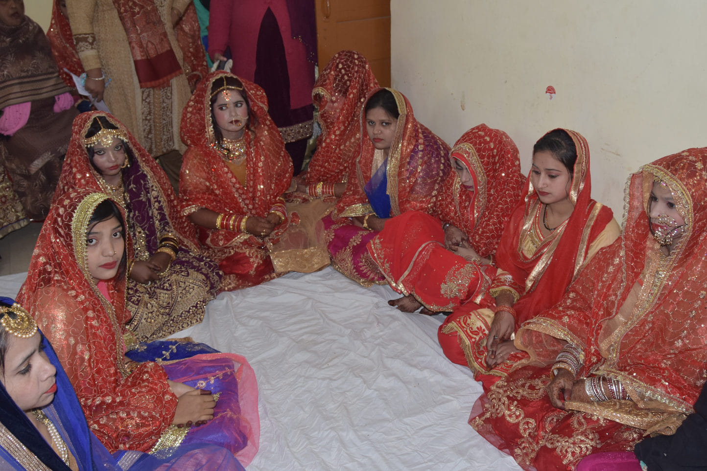 जनमंच में आयोजित सामूहिक विवाह समारोह में शादी के लिये पहुंची दुल्हन जनमंच में आयोजित सामूहिक विवाह समारोह में शादी के लिये पहुंची दुल्हन
