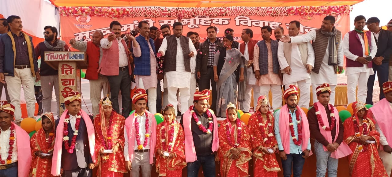 नवदंपत्तियों को आर्शीवाद देते सांसद डॉ रामशंकर कठेरिया नवदंपत्तियों को आर्शीवाद देते सांसद डॉ रामशंकर कठेरिया