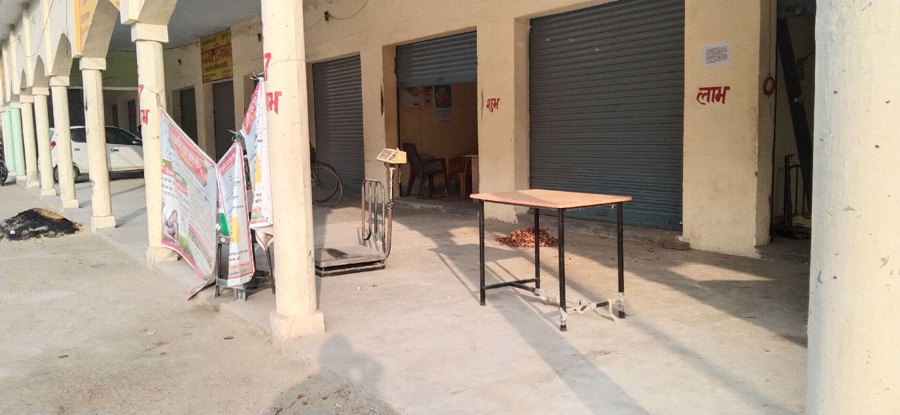 आरएफसी खरीद केंद्र प्रथम और तृतीय पर लटकता फटा बैनर और खाली पड़ी मेज । संवाद आरएफसी खरीद केंद्र प्रथम और तृतीय पर लटकता फटा बैनर और खाली पड़ी मेज । संवाद