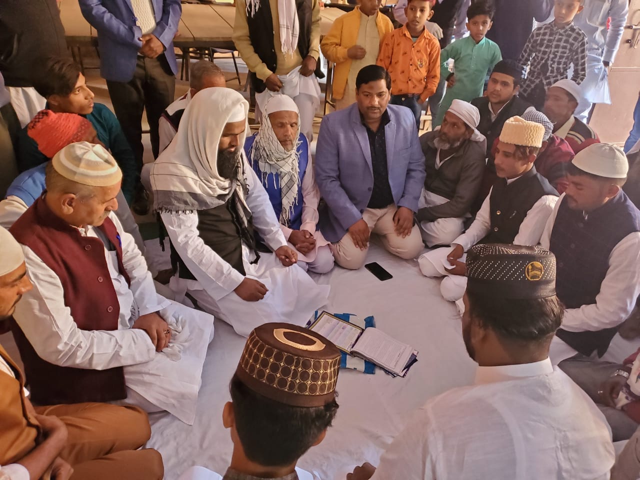 अंबेहटा में निकाह कराते मौलवी