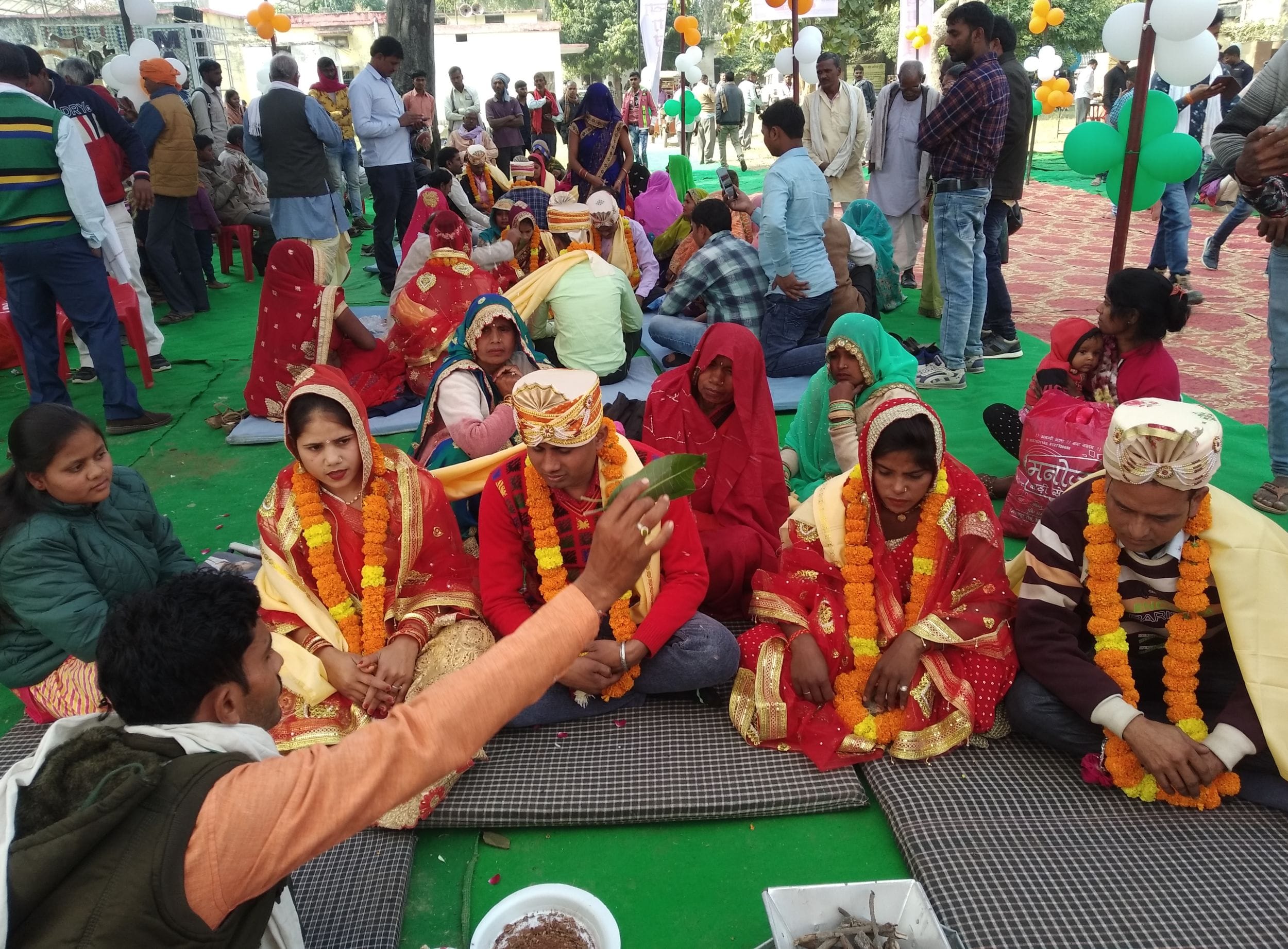ऐरायां ब्लाक में वर बधुओं का मंत्रों के माध्यम से विवाह कराते पुरोहित। संवाद ऐरायां ब्लाक में वर बधुओं का मंत्रों के माध्यम से विवाह कराते पुरोहित। संवाद