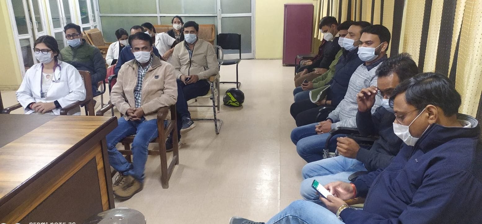  नागरिक अस्पताल में आयोजित बैठक में उपस्थित चिकित्सक। विज्ञप्ति