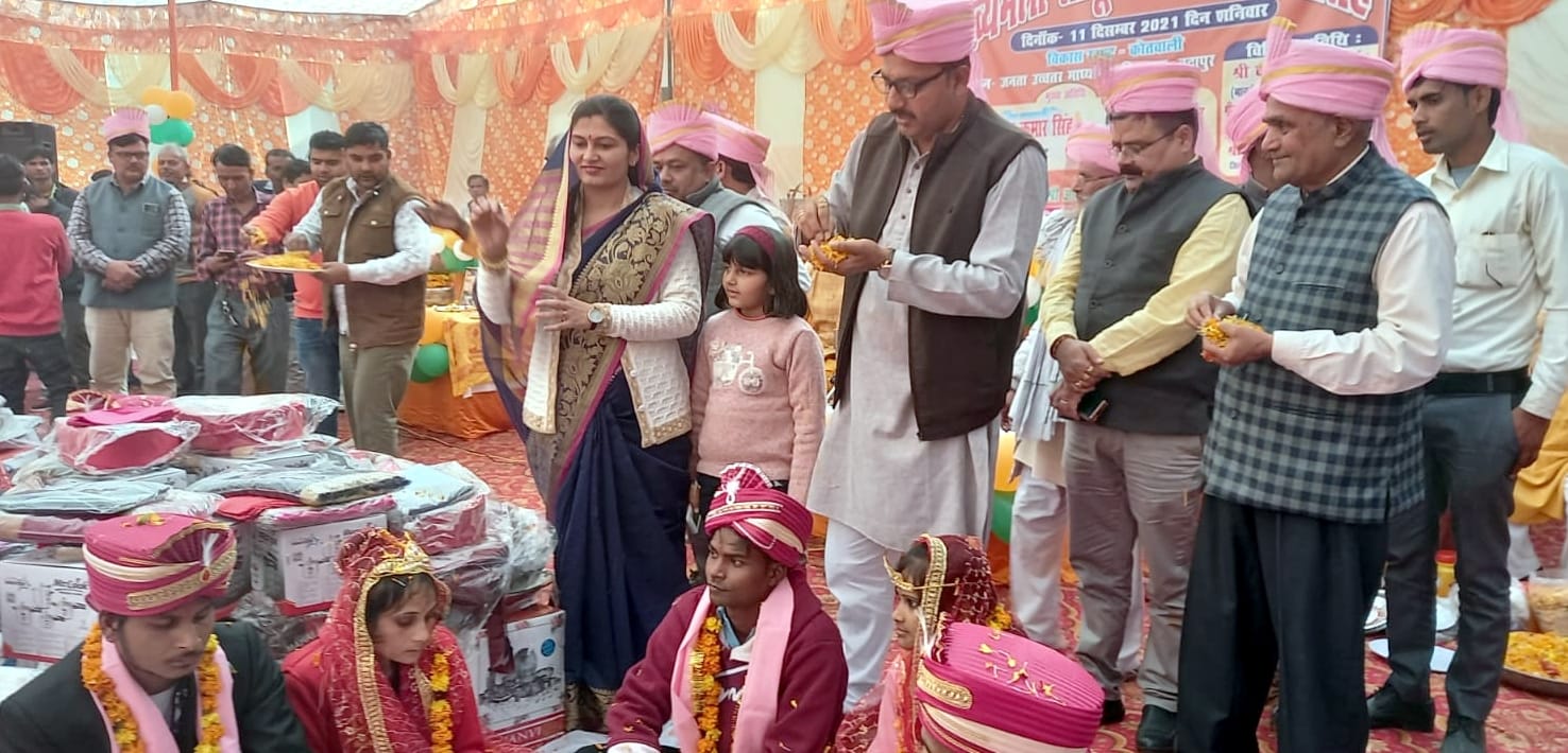 बढ़ापुर में सामुहिक विवाह में वैवाहिक बंधन में बंधे जोड़ों पर पुष्प वर्षा करते अतिथिगण।