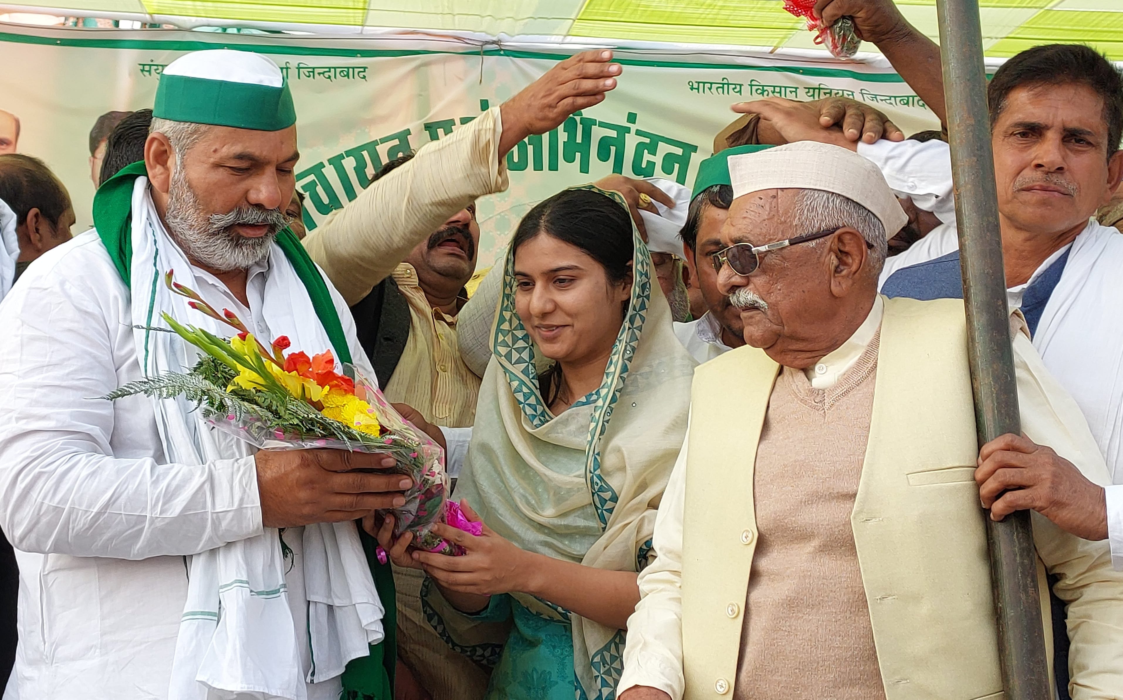 कैराना किसान महापंचायत में राकेश टिकैत का स्वागत करती पूर्व सांसद मुनव्वर हसन की बेटी इकरा हसन