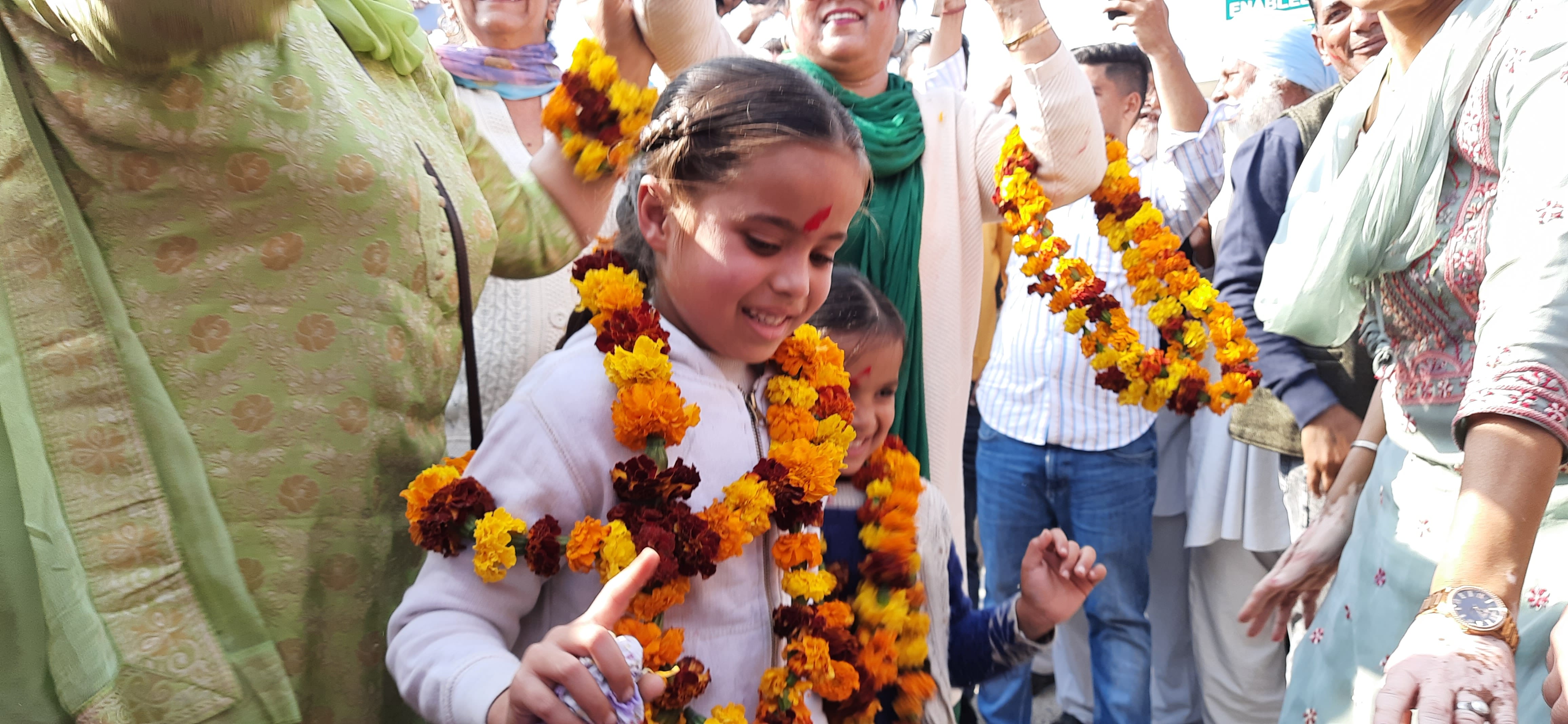 जीत का जश्न मनाने पहुंची बच्ची लोगों को देखकर थिरकने लगी। संवाद जीत का जश्न मनाने पहुंची बच्ची लोगों को देखकर थिरकने लगी। संवाद