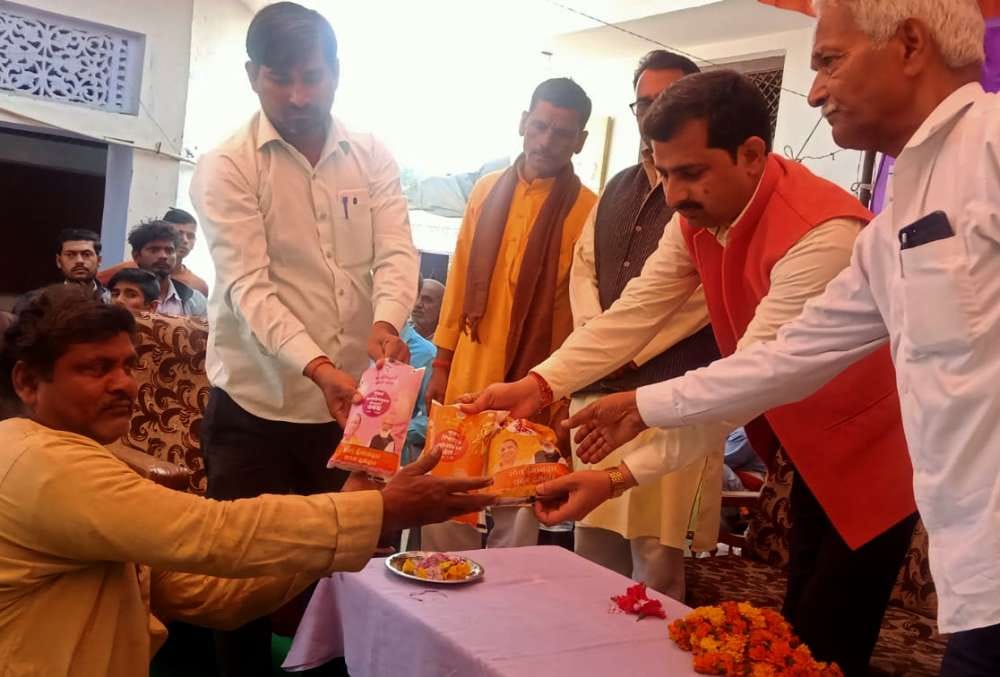 चरखारी क्षेत्र में गरीबों को राशन वितरित करते भाजपा जिलाध्यक्ष। चरखारी क्षेत्र में गरीबों को राशन वितरित करते भाजपा जिलाध्यक्ष।