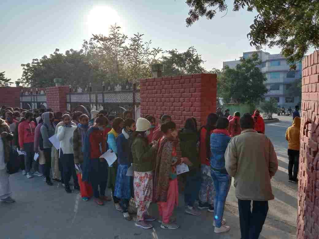 परीक्षा केंद्र के बाहर लाइन लगाकर खड़ी महिला अभ्यर्थी। संवाद परीक्षा केंद्र के बाहर लाइन लगाकर खड़ी महिला अभ्यर्थी। संवाद