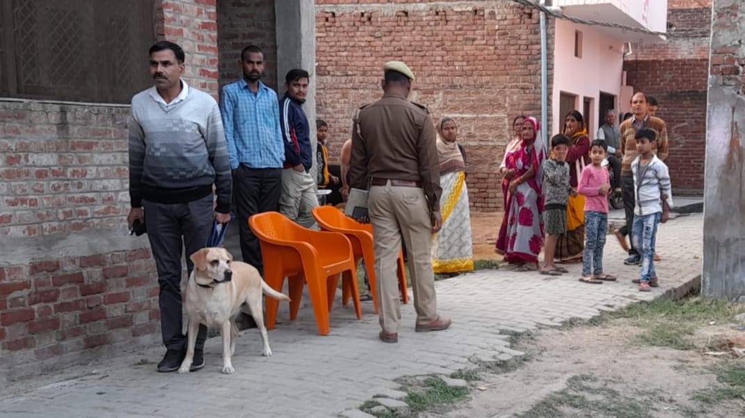 बच्चे को खोजती डॉग स्क्वायड की टीम बच्चे को खोजती डॉग स्क्वायड की टीम