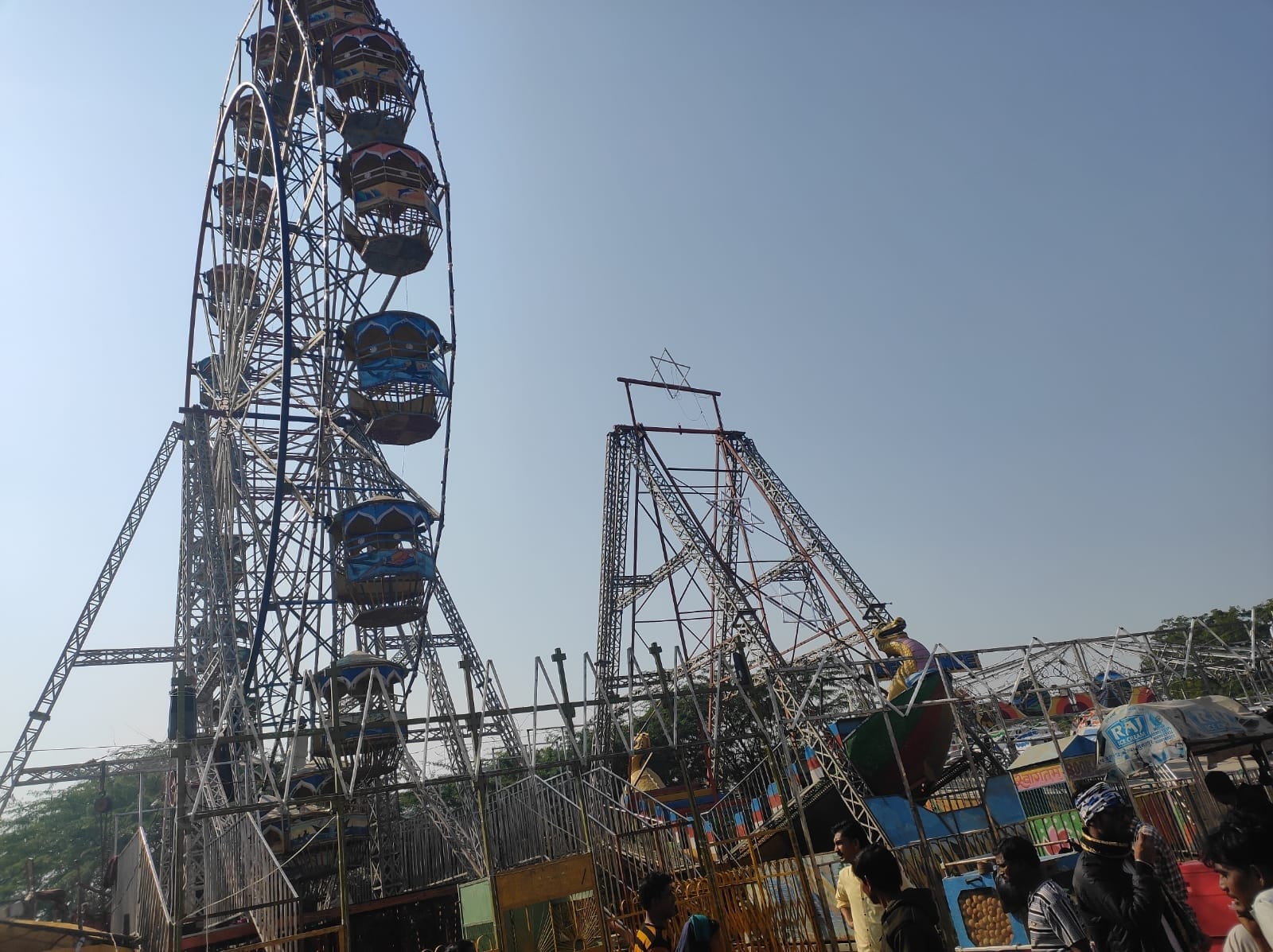 कम्हरिया के बाबा निजामी के उर्स पर आयोजित मेले में लगे झूले।