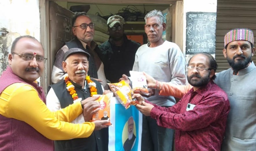 नजीबाबाद नगर क्षेत्र में राशन वितरित करते भाकियू कार्यकर्ता।